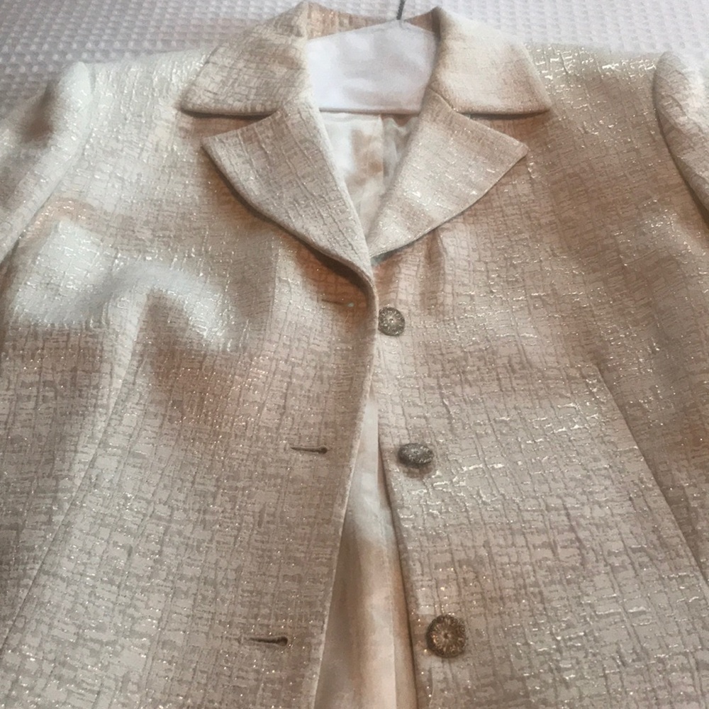 Ladies skirt suit.. Like new.. Fully lined...